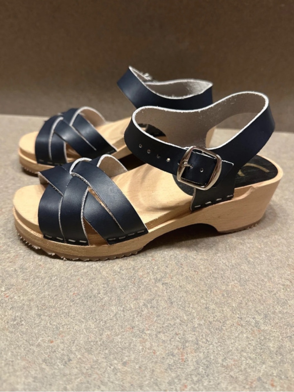 Girls Bambi Cape Clogs-Sz 2